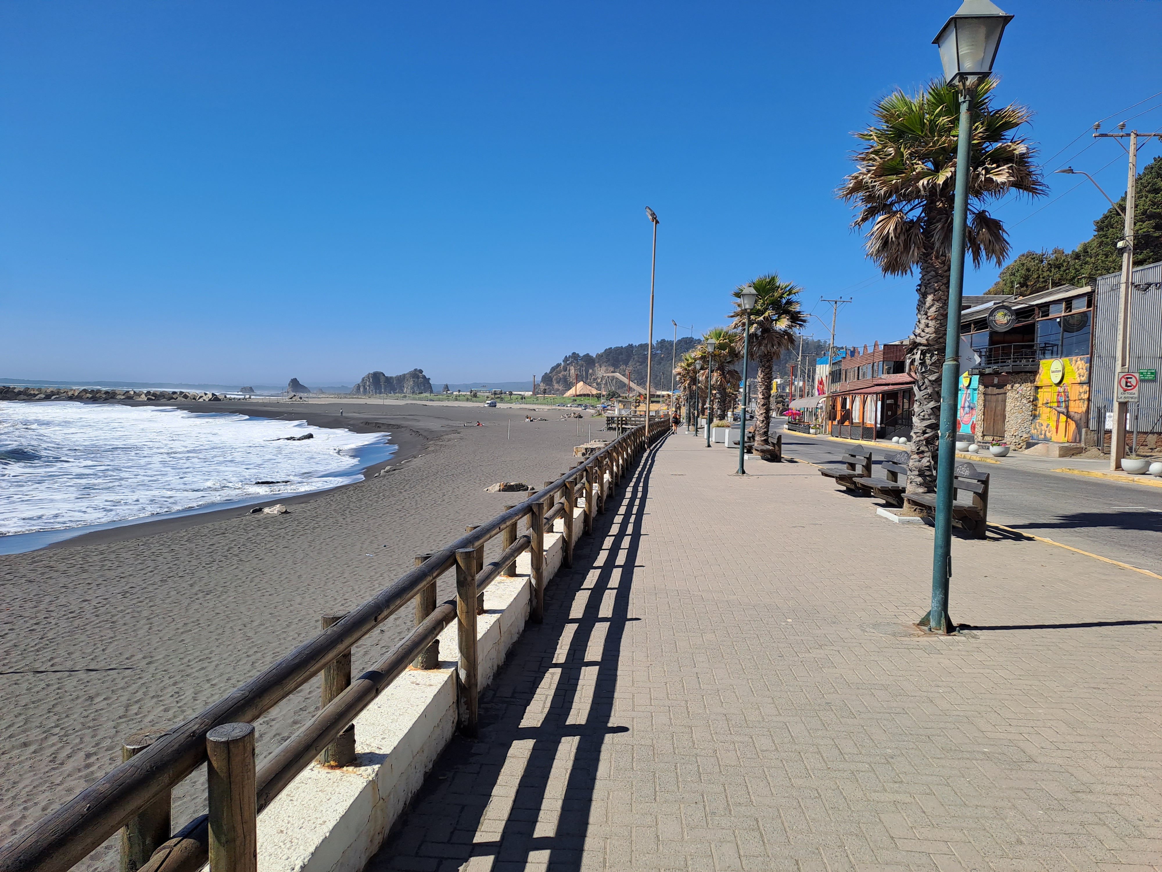 Fotografía del borde costero con barras de apoyo y liminarias